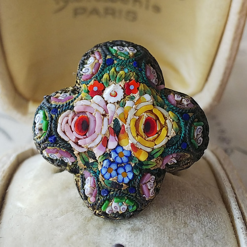 ヴィンテージ 薔薇､勿忘草、小花達のマイクロモザイクブローチ