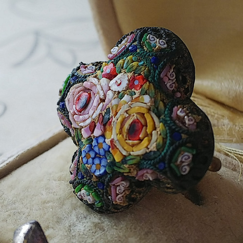 ヴィンテージ 薔薇､勿忘草、小花達のマイクロモザイクブローチ