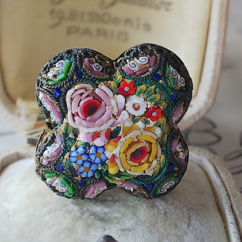 ヴィンテージ 薔薇､勿忘草、小花達のマイクロモザイクブローチ