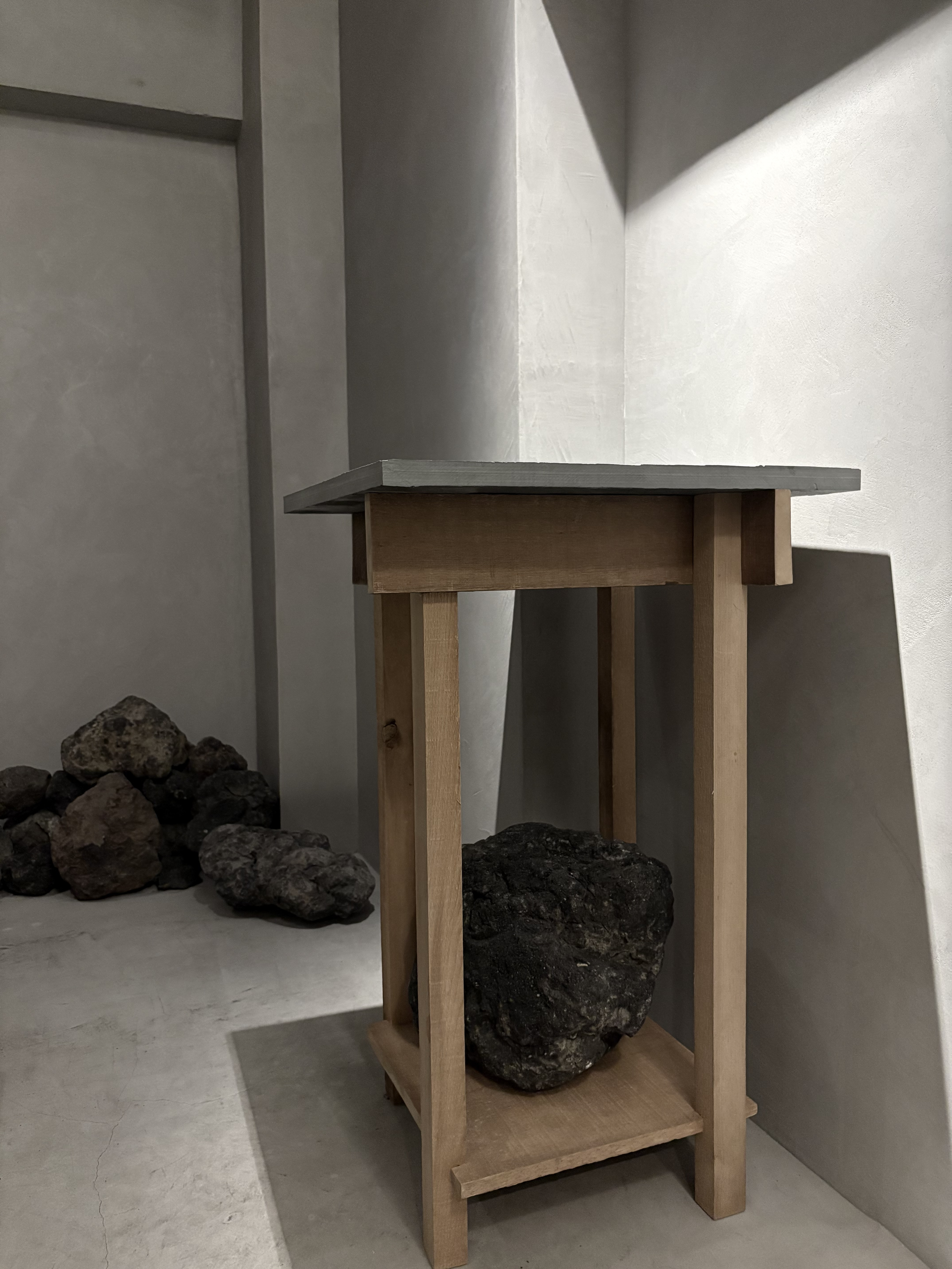 ISHIKUTO 溶岩と木と石　飾り棚