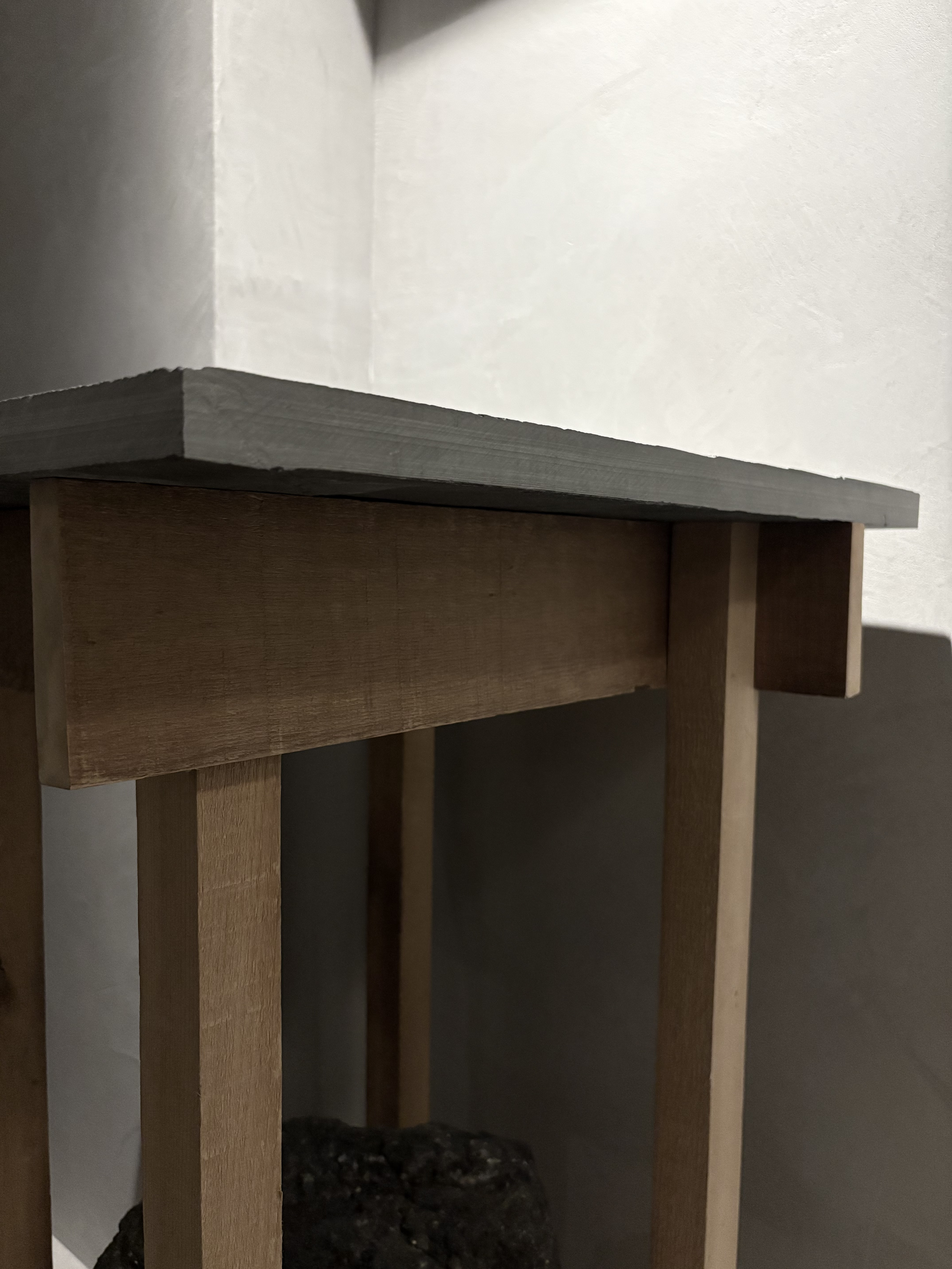 ISHIKUTO 溶岩と木と石　飾り棚