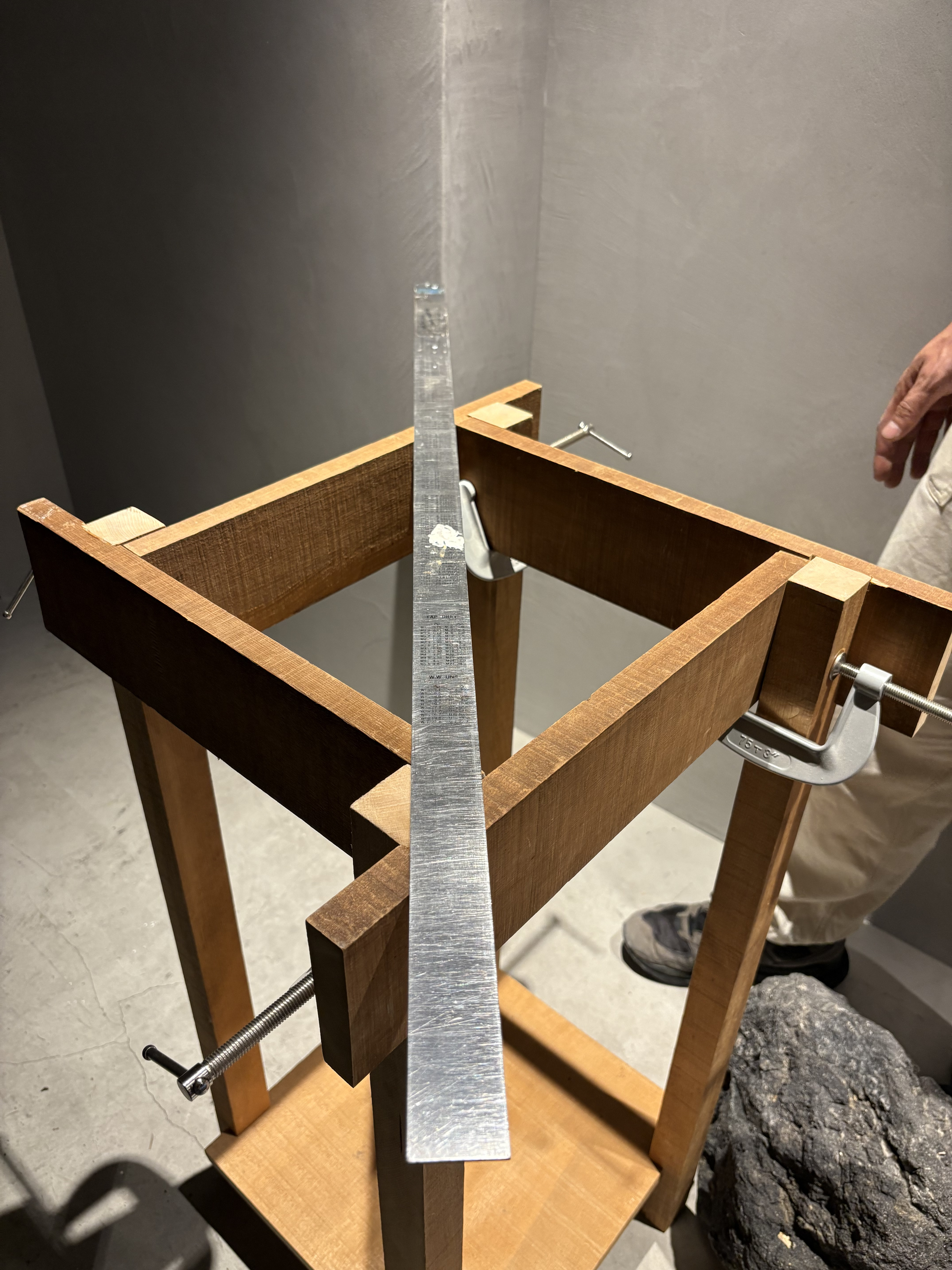 ISHIKUTO 溶岩と木と石　飾り棚