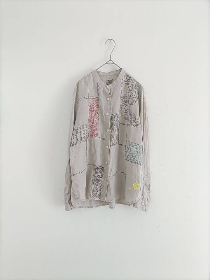 【一点もの！】グレーがかったベージュ リネンシャツ／刺し子模様（曲線・直線・四角）大人の一点物おしゃれ着