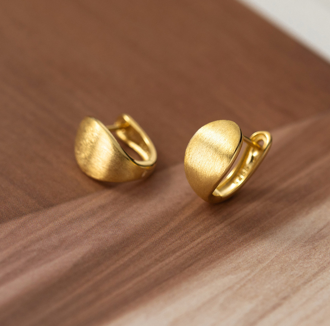 シルバー925 艶消し ピアス　ぷっくり　ドロップ　フープピアス マット　立体フォルム　金属アレルギー対応