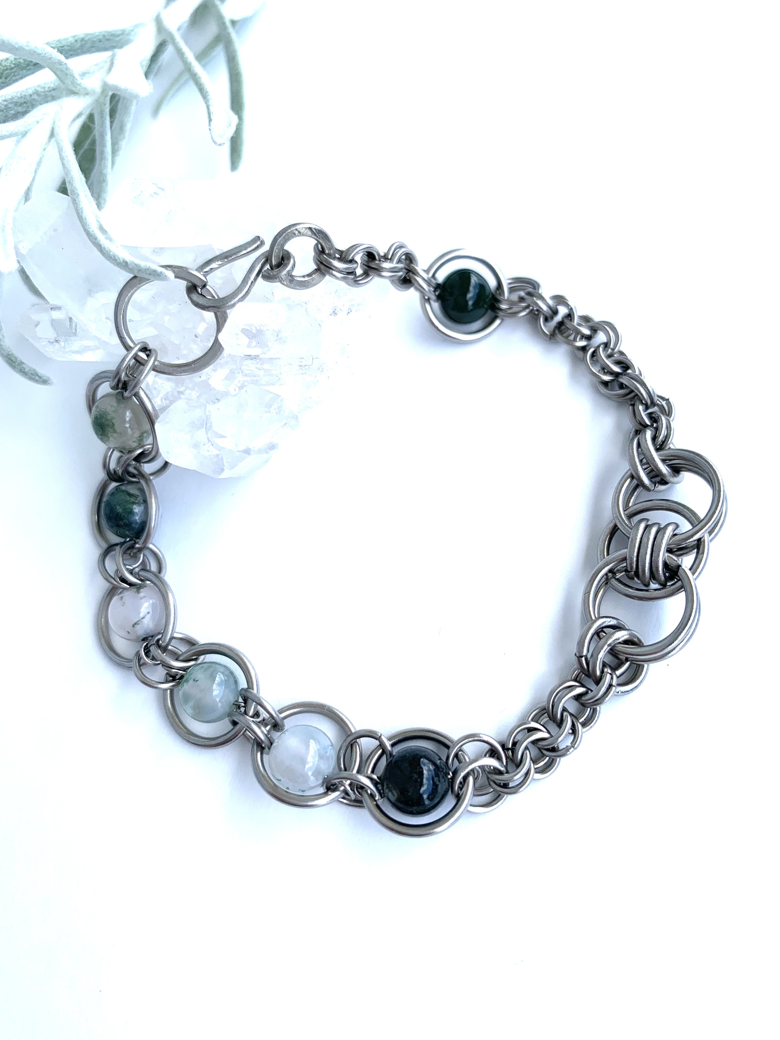 【チタン×天然石】ダブルチェーン×ヘルムチェーン×モスアゲートのブレスレット