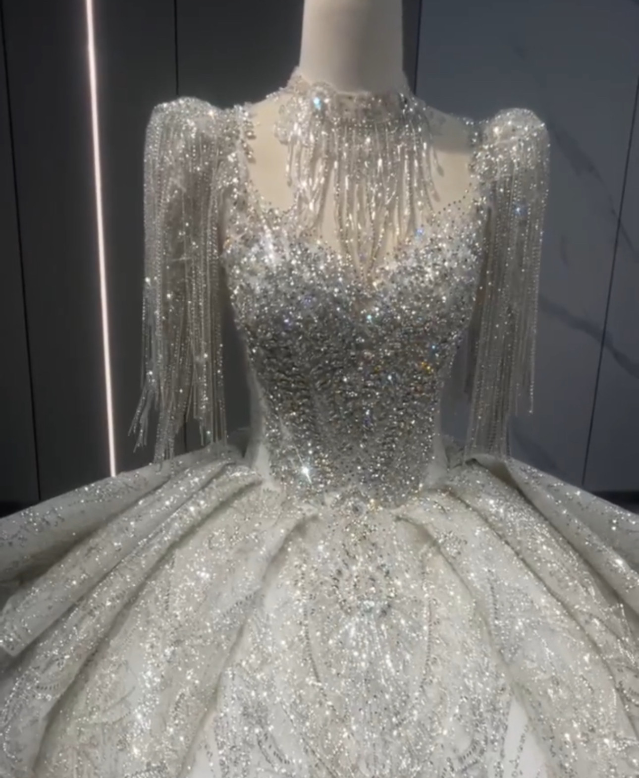 激売れ人気商品　半袖　ストーン　キラキラグッリター　フレアスカート　大人気　ウェディングドレス　トレーンサイズオーダー可