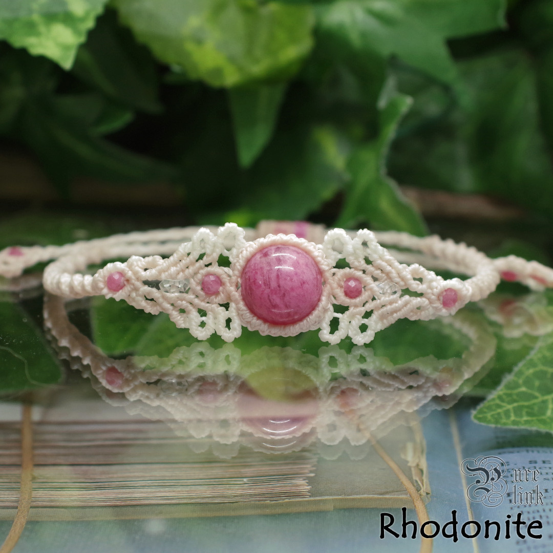 桜色『ロードナイトシリカ』と水晶のマクラメ編みブレスレット《天然石／ハンドメイド》