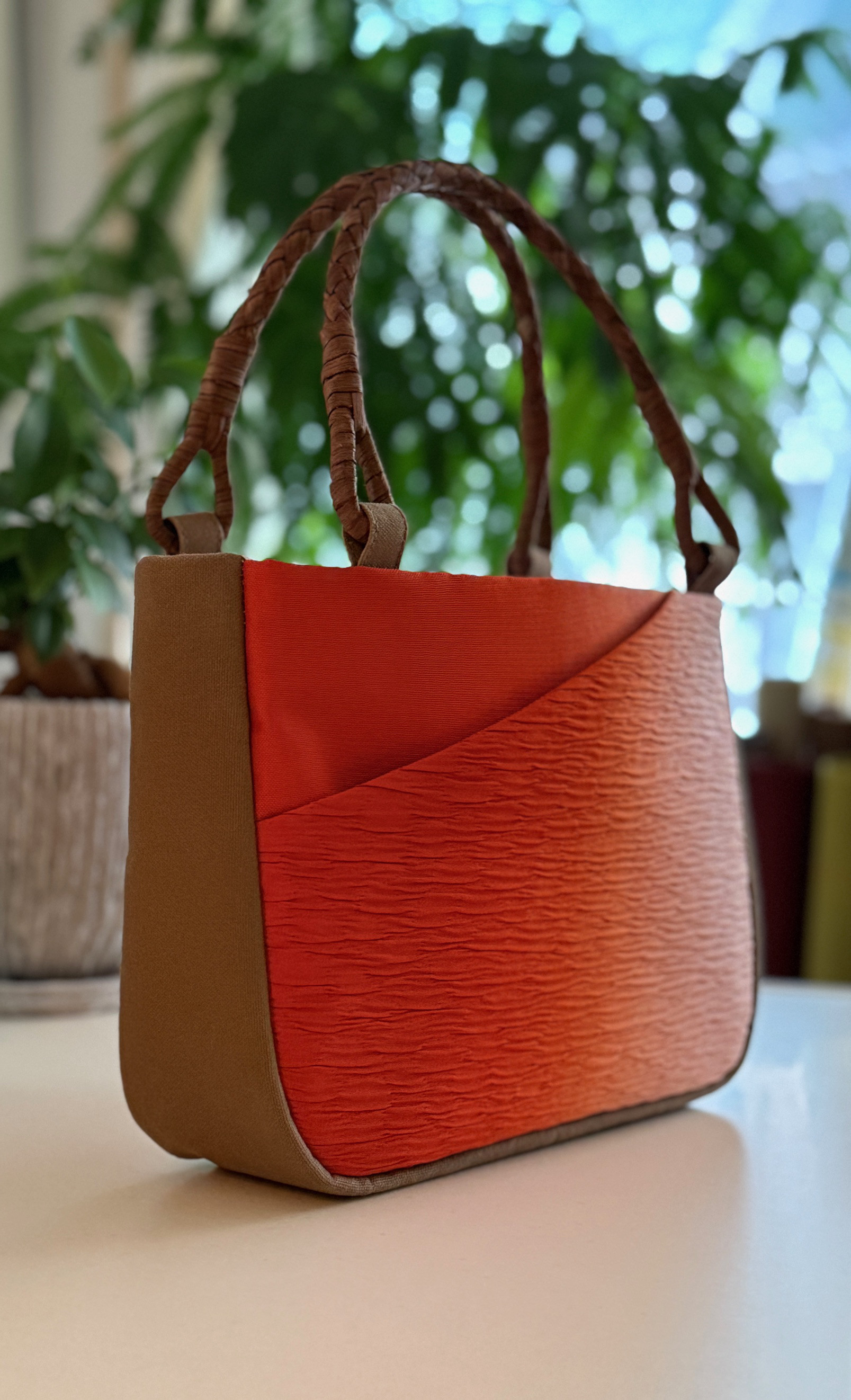 茜色名古屋帯と国産山葡萄持手のトートバッグ　274g