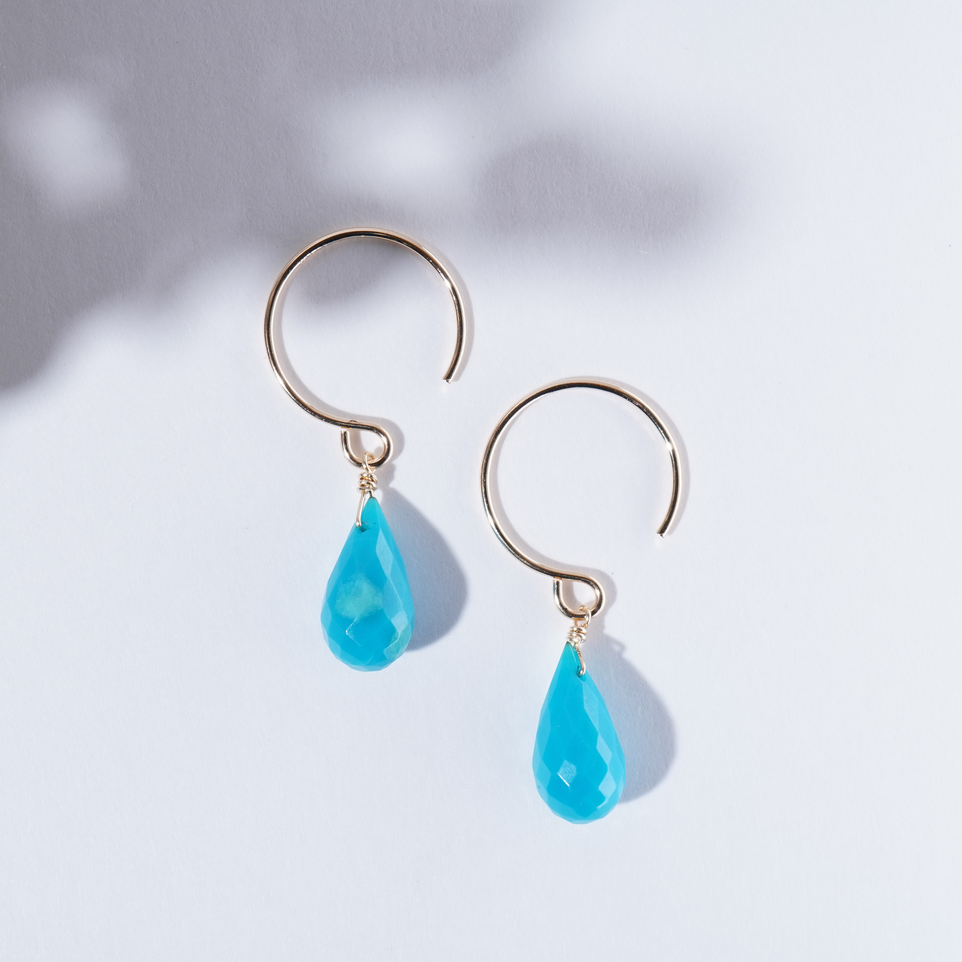 スリーピングビューティーターコイズのドロップカットのピアス