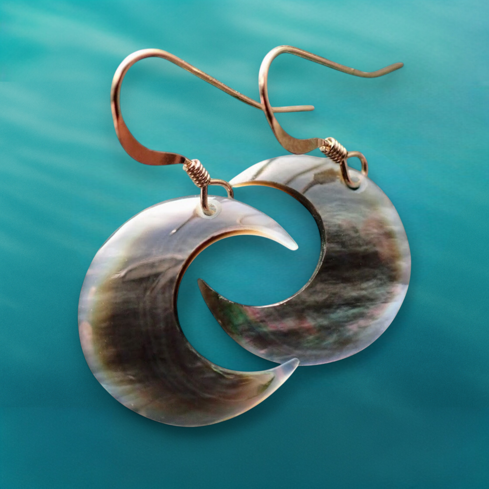 【一点物】冬の海に浮かぶ月＊黒蝶貝ピアス｜14kgf 天然シェル×沖縄リゾートジュエリー