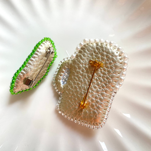 Pixie Bitesシリーズ》ビールくん枝豆ブローチ ビーズ刺繍