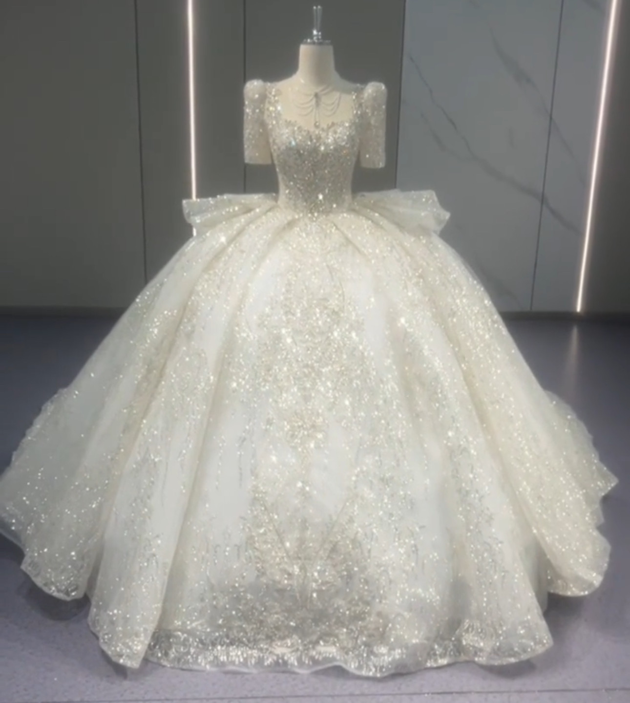 韓国風　グッリター　抜群のお洒落見え　ウェディングドレス　半袖　ラメ入り　フレアスカート　大人気ブライダル　サイズオーダ