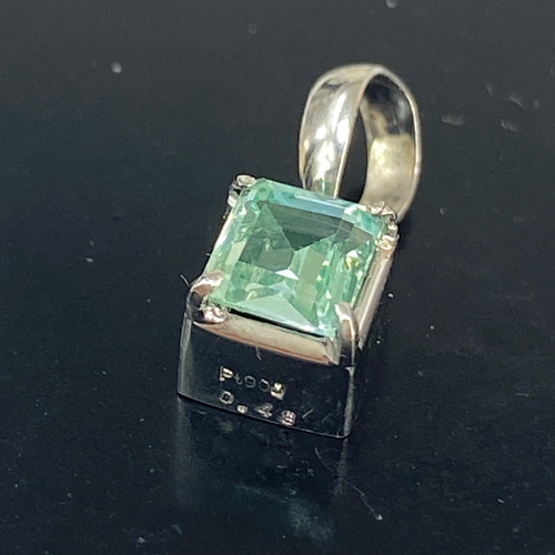 【日本製・オリジナルデザイン】プラチナ 天然エメラルドペンダント 0.48ct 日本製・オリジナルデザイン】プラチナ 天然エメラルドペンダント 0.48