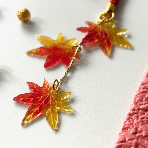 根付 紅葉のビーズ 帯飾り 赤 レッド 黄色 イエロー 秋 和風 涼しげ