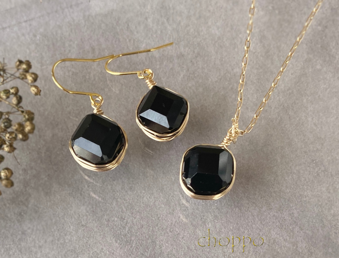 漆黒のオニキスキューブラップの2点セット　14kgf　SUS316L　金属アレルギー　モノトーン　天然石　黒　新春福袋