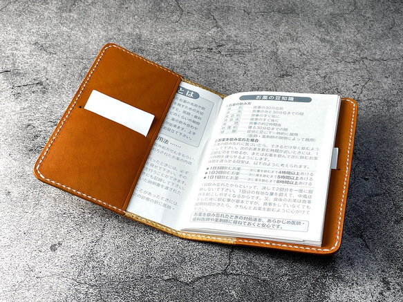 【手縫】おくすり手帳用キャメル本革カバー（カードポケット付） 4枚目の画像