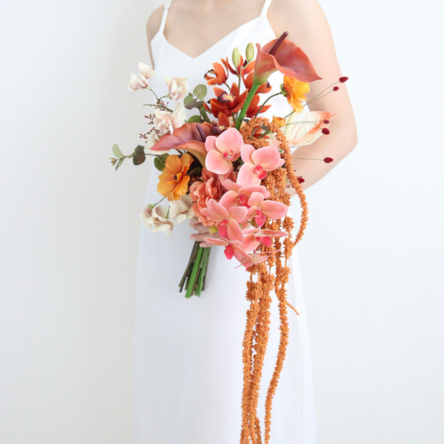 カラー×胡蝶蘭×アマランサスのオータムテラコッタブーケ 造花ブーケ