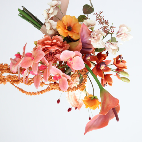 カラー×胡蝶蘭×アマランサスのオータムテラコッタブーケ 造花ブーケ