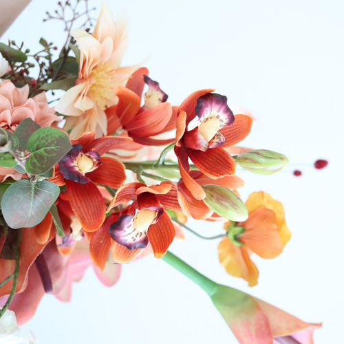 カラー×胡蝶蘭×アマランサスのオータムテラコッタブーケ 造花ブーケ