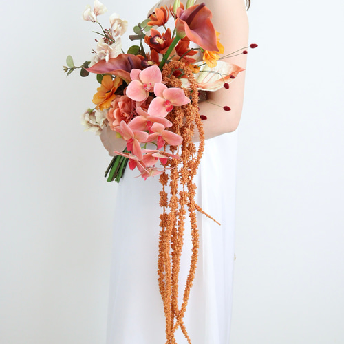 カラー×胡蝶蘭×アマランサスのオータムテラコッタブーケ 造花ブーケ