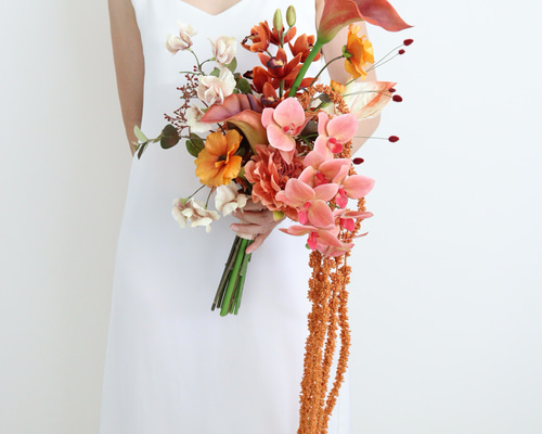 カラー×胡蝶蘭×アマランサスのオータムテラコッタブーケ 造花ブーケ