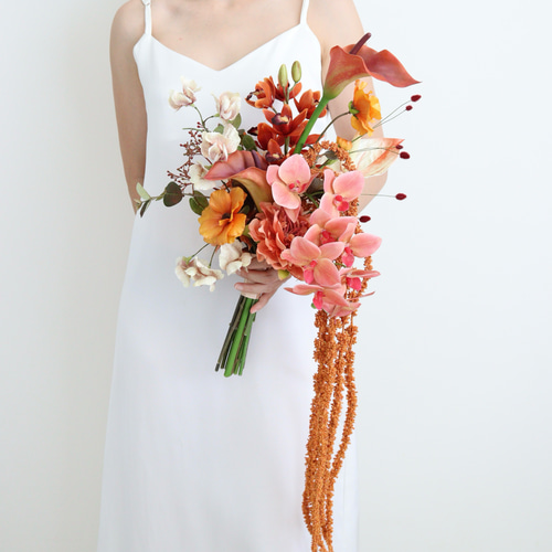 カラー×胡蝶蘭×アマランサスのオータムテラコッタブーケ 造花ブーケ