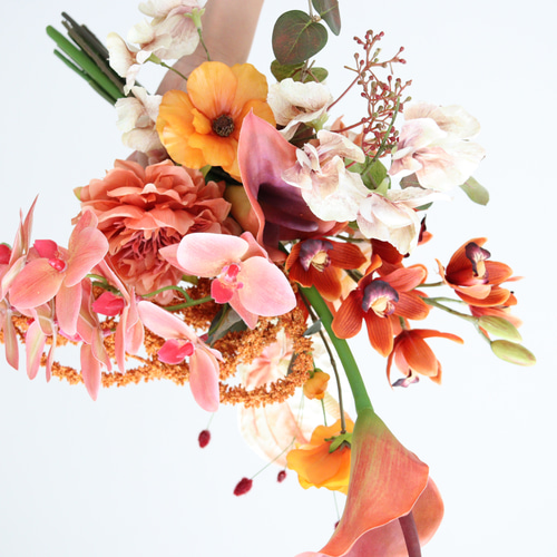 カラー×胡蝶蘭×アマランサスのオータムテラコッタブーケ 造花ブーケ