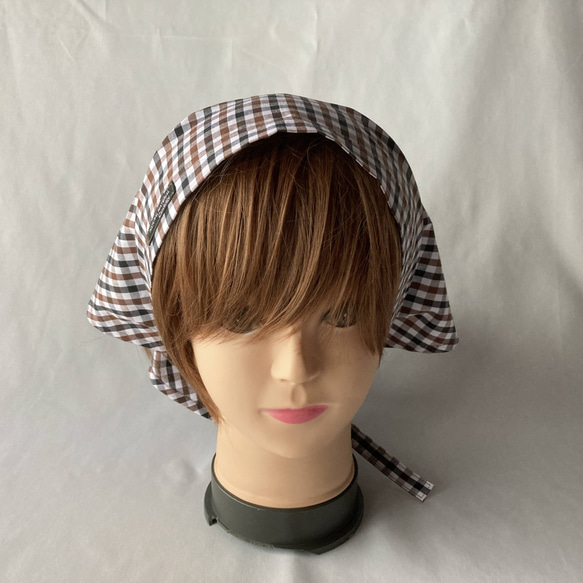 ひも付きタック入りバブーシュカ三角巾　ブラウン系ギンガムチェック（黒タグ） 1枚目の画像
