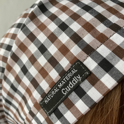 ひも付きタック入りバブーシュカ三角巾　ブラウン系ギンガムチェック（黒タグ） 5枚目の画像