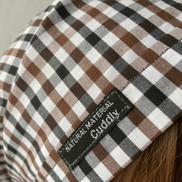 ひも付きタック入りバブーシュカ三角巾　ブラウン系ギンガムチェック（黒タグ） 5枚目の画像