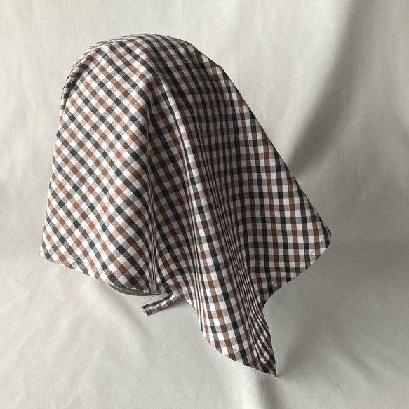 ひも付きタック入りバブーシュカ三角巾　ブラウン系ギンガムチェック（黒タグ） 4枚目の画像