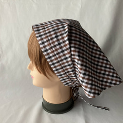 ひも付きタック入りバブーシュカ三角巾　ブラウン系ギンガムチェック（黒タグ） 3枚目の画像