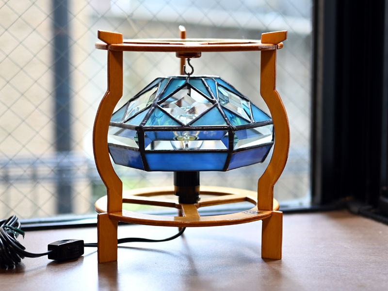 ステンドグラス・3本脚木枠の6面ベベルランプ 697