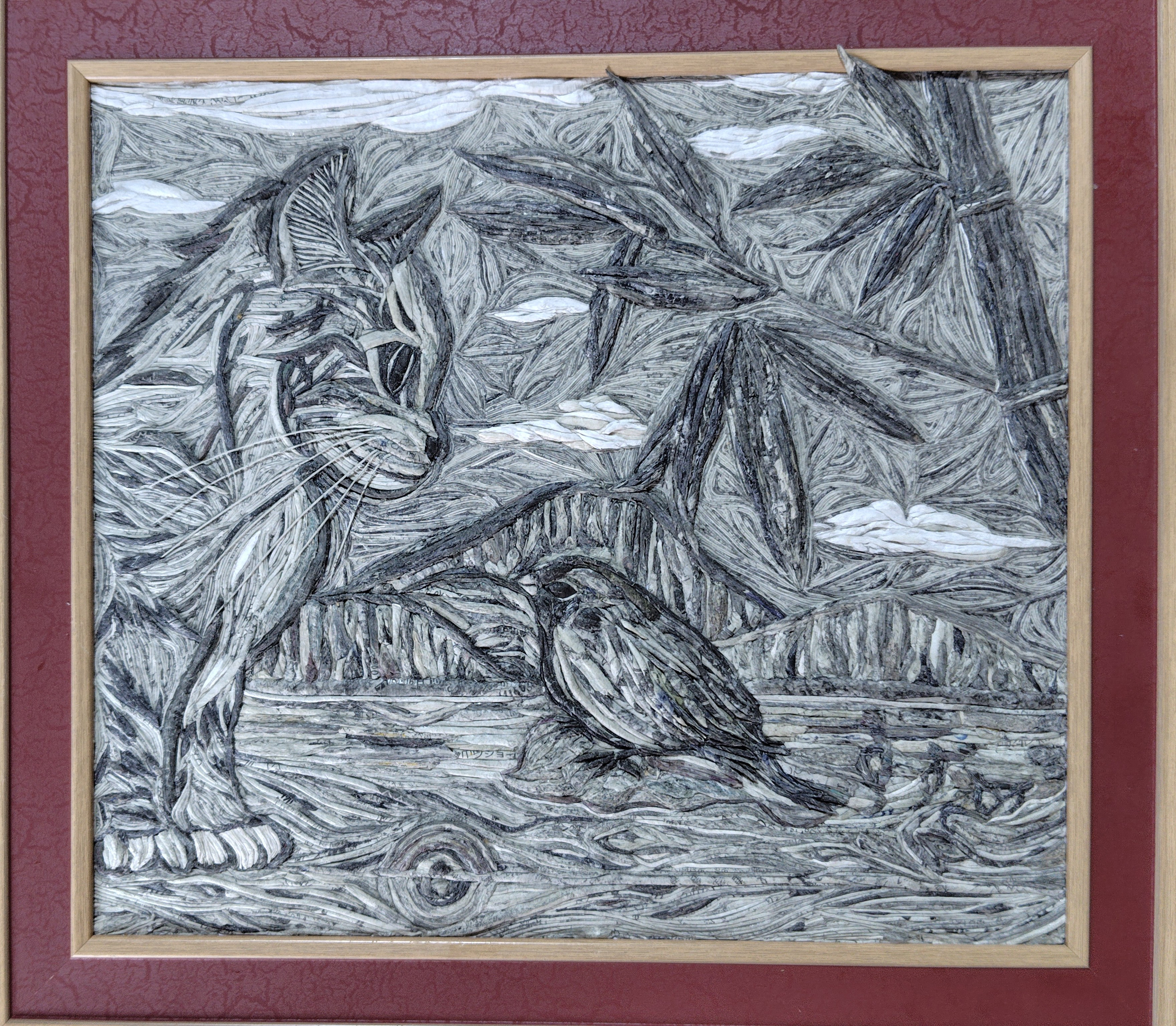 一点物・新聞紙に取り込まれたスズメと猫