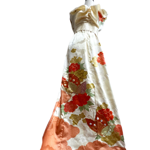 正絹 紅唐に蝶刺繍 振袖リメイクドレス 正統派古典 華徒然×吉木千沙都 白/赤 牡丹柄 TAKAZENオリジナル