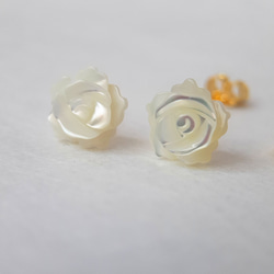 【新品未使用】silver 白蝶貝 天然ホワイトシェル 彫刻薔薇ピアス 1233 新品未使用】silver 白蝶貝 天然ホワイトシェル 彫刻薔薇ピアス 1233