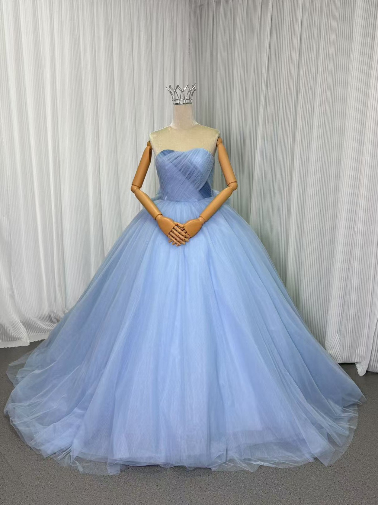 送料無料！カラードレス ベアトップ 爽やかで優しいブルー リボン 柔らかく重ねたチュールスカート プリンセスライン