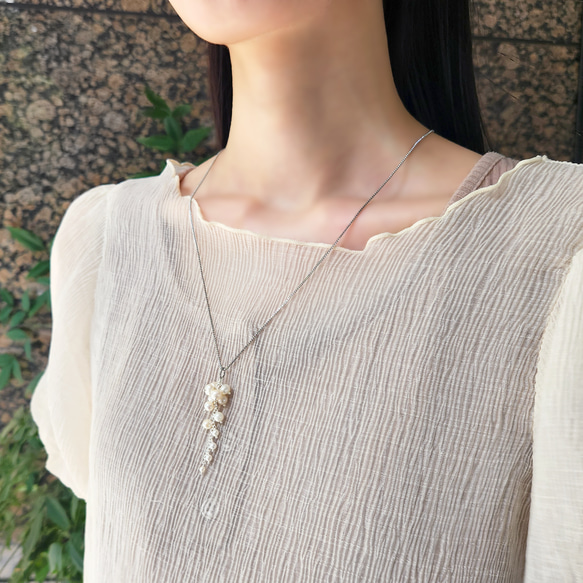 白色紫藤項鍊，淡水珍珠，醫用不鏽鋼，60公分滑軌 - 白色紫藤 第2張的照片