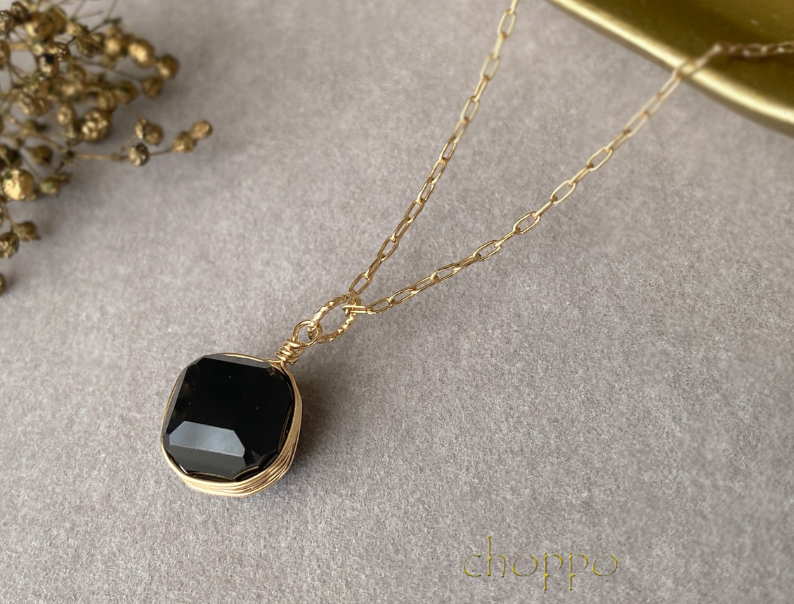 漆黒のオニキスキューブラップネックレス　14㎏f　金属アレルギー対応　モノトーン　天然石　誕生石　シンプル　夏　秋　冬