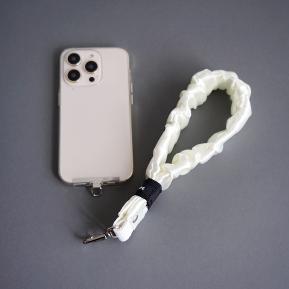 ズレ落ち防止ゴム付　ハンドストラップ（ネオンピンク/ネオングリーン/ホワイト/ブラック）撥水 フリル スマホ ストラップ 2枚目の画像