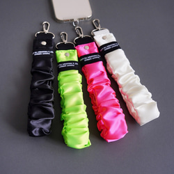 ズレ落ち防止ゴム付　ハンドストラップ（ネオンピンク/ネオングリーン/ホワイト/ブラック）撥水 フリル スマホ ストラップ 1枚目の画像