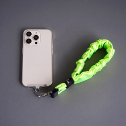 ズレ落ち防止ゴム付　ハンドストラップ（ネオンピンク/ネオングリーン/ホワイト/ブラック）撥水 フリル スマホ ストラップ 3枚目の画像