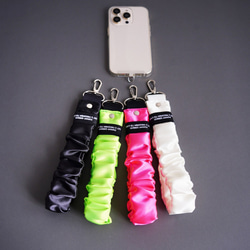 ズレ落ち防止ゴム付　ハンドストラップ（ネオンピンク/ネオングリーン/ホワイト/ブラック）撥水 フリル スマホ ストラップ 9枚目の画像