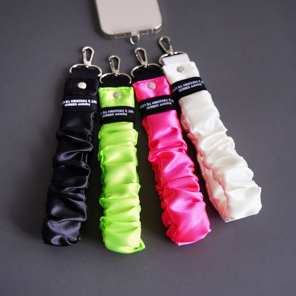 ズレ落ち防止ゴム付　ハンドストラップ（ネオンピンク/ネオングリーン/ホワイト/ブラック）撥水 フリル スマホ ストラップ 8枚目の画像