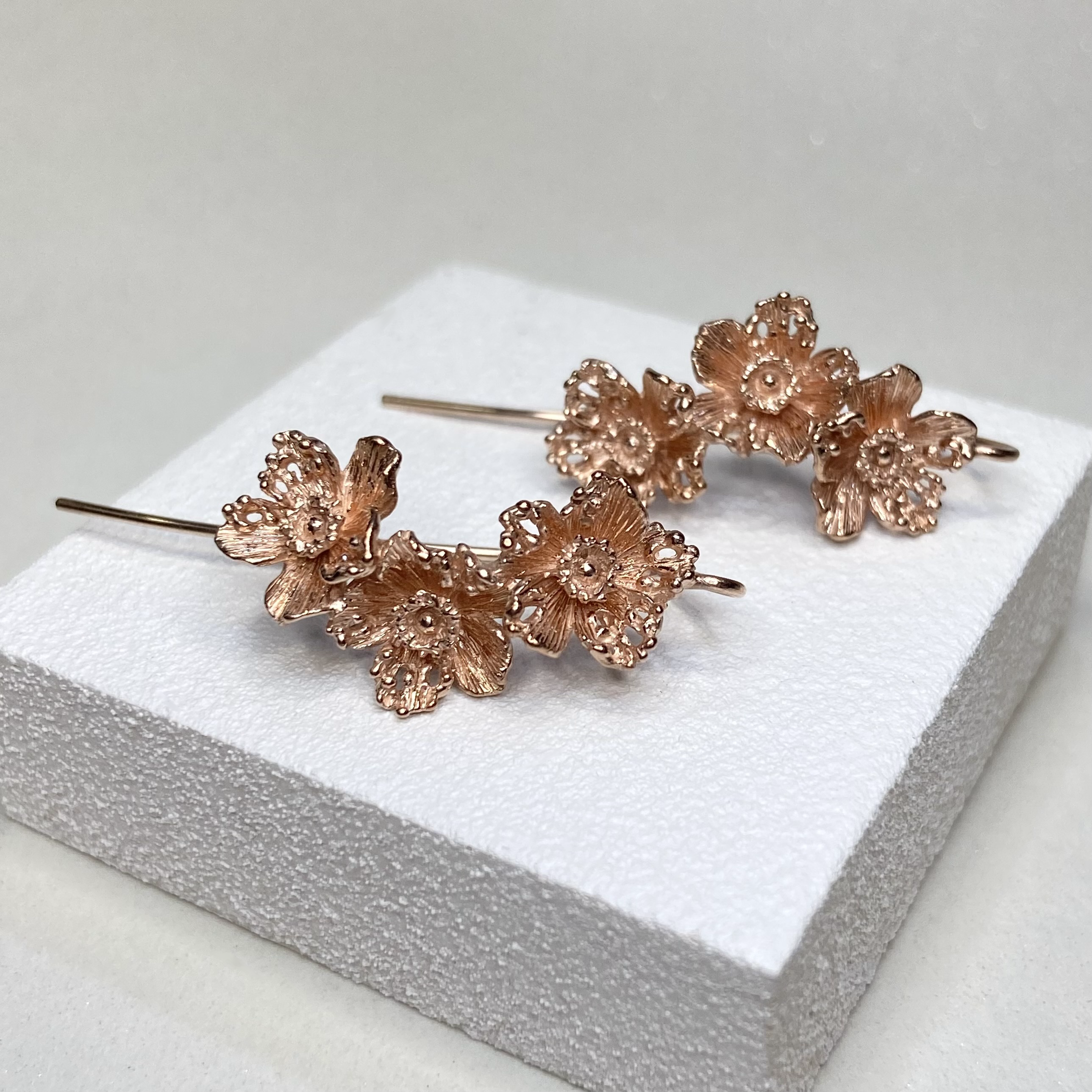 花のフックピアス　ピンクゴールドメッキ