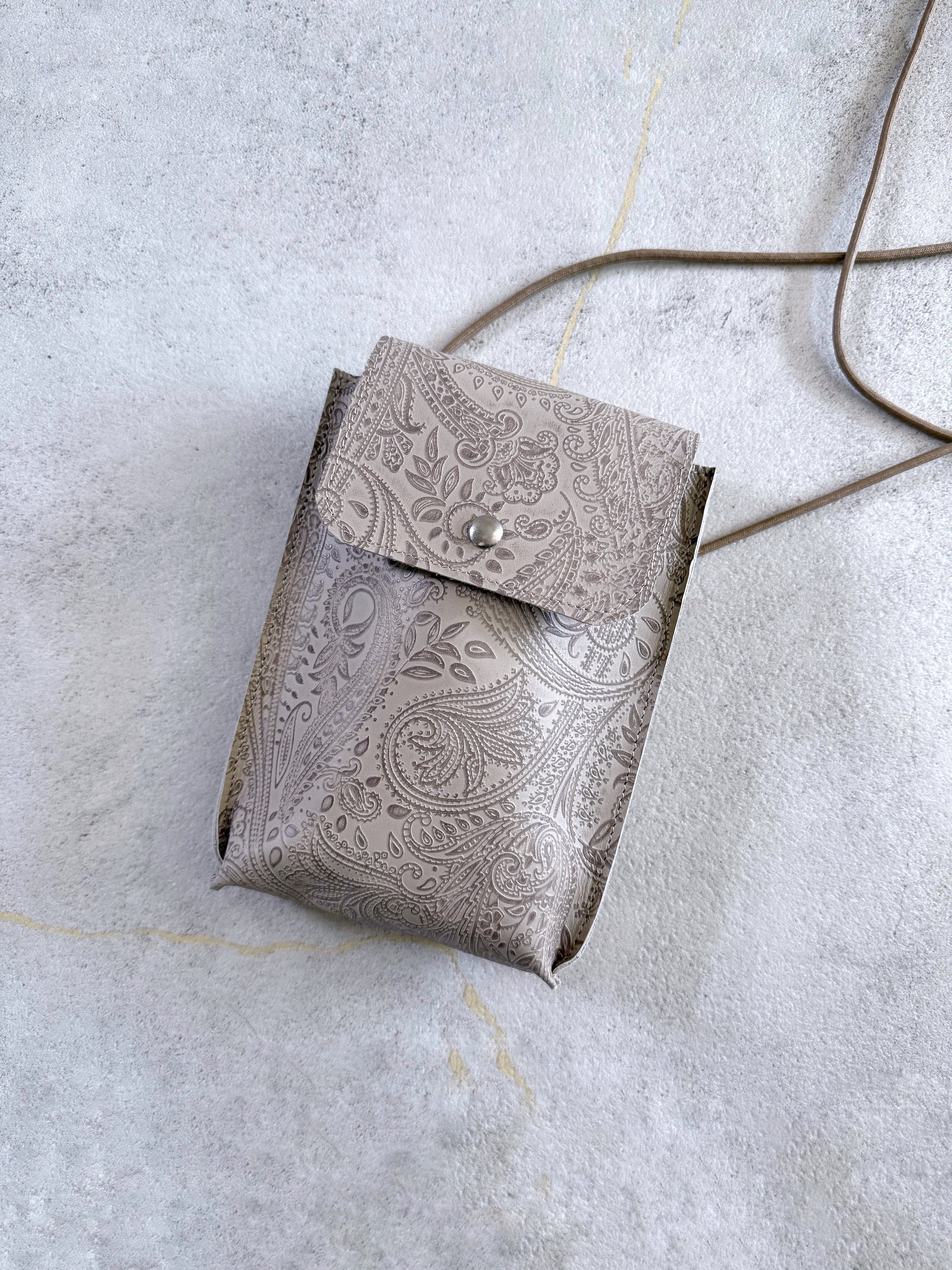 ショルダー ポシェット 上質 レザー 革 ペイズリー グレージュ