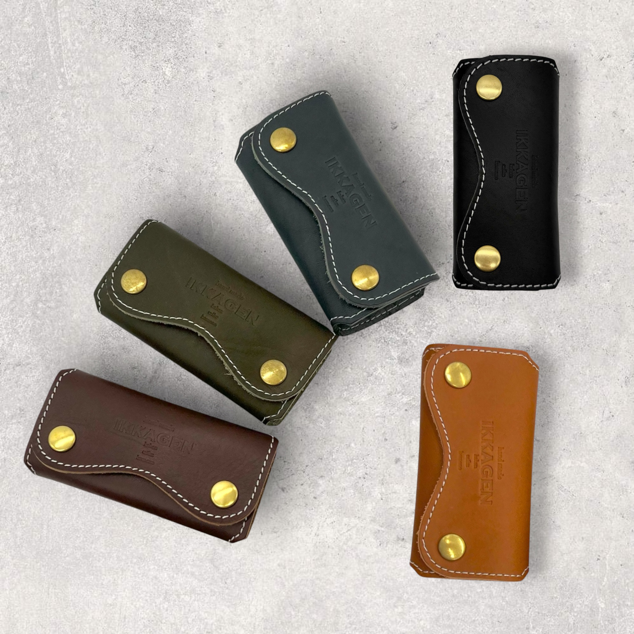 レザー三つ折りキーケース（ハンドメイド／収納力◎／4連キーフック／ギフト対応）