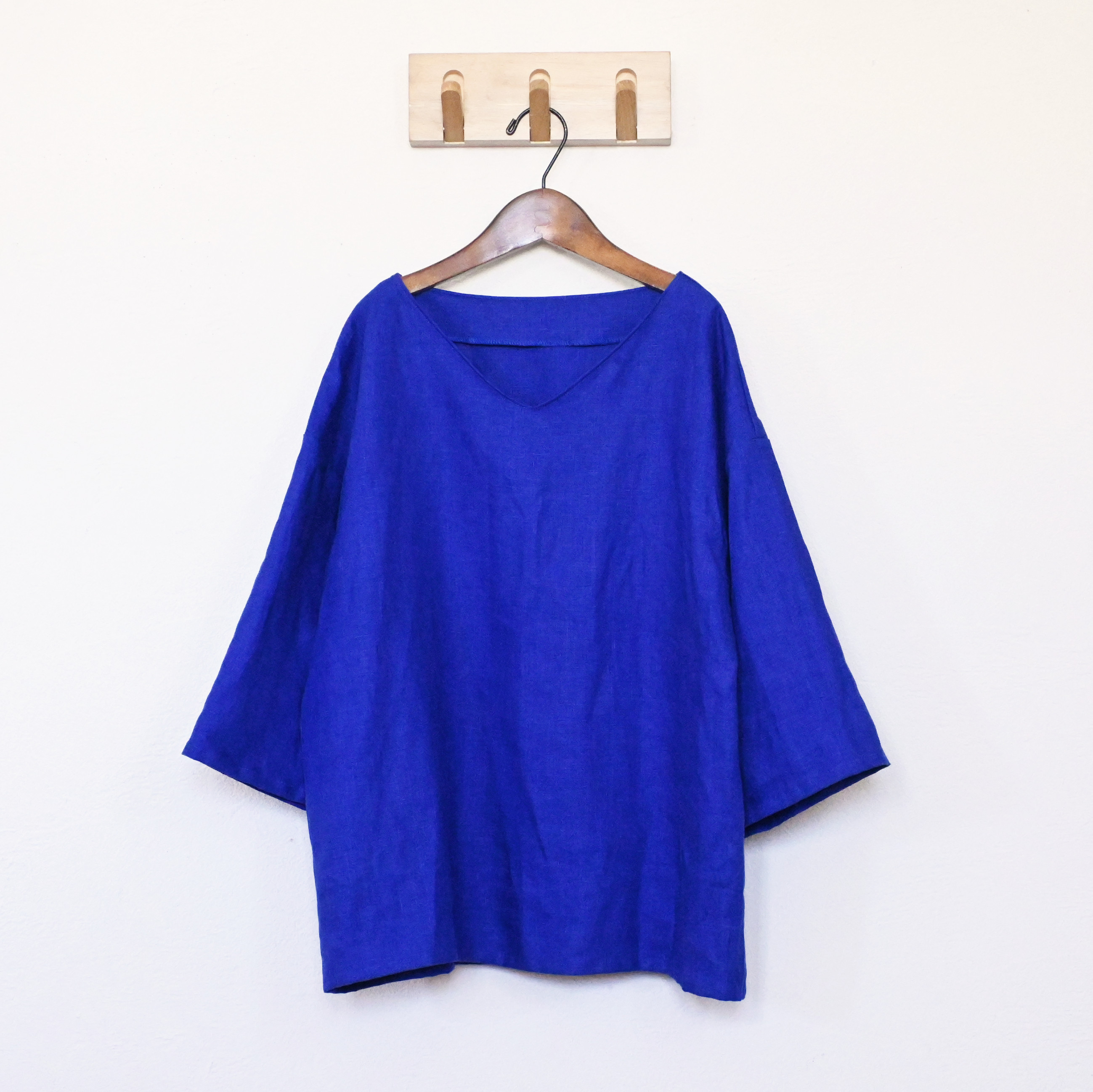 シンプルながら着映えするオリエンタルブルー＊襟はすっきりVネック＊着心地抜群リネン100%＊選べる丈＊M〜3L