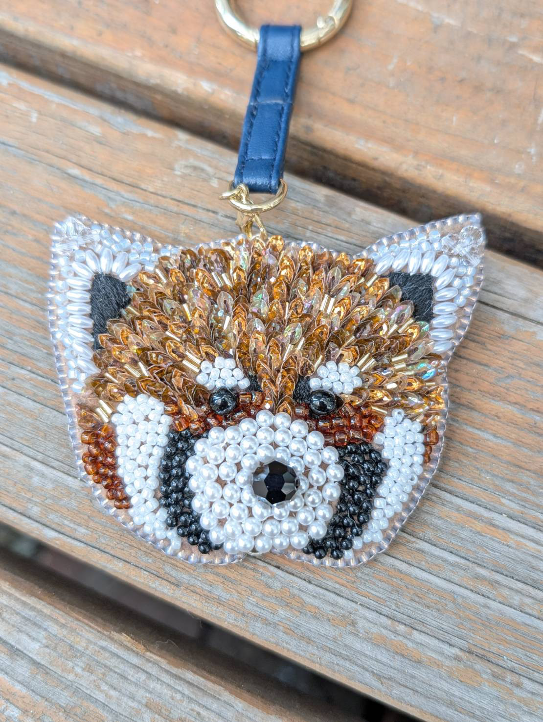 フランス製スパンコールをふんだんに使った レッサーパンダ+しっぽのキラキラバッグチャーム