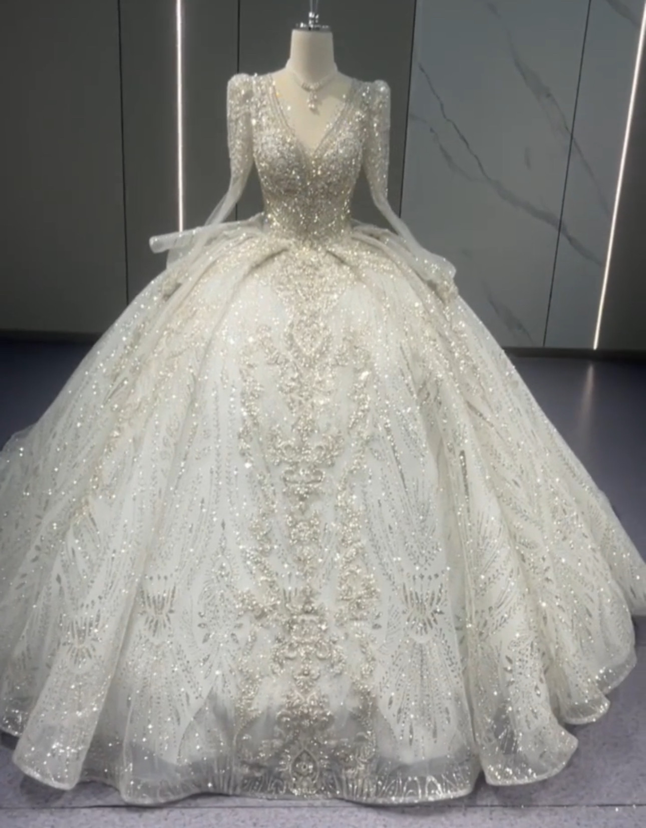 最新品位！vネック　王道派　キラキラ　ラメ入り　お洒落　豪華　手派　ウェディングドレス　長袖　優雅フランス風本命ドレス